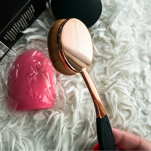 Large Rose Gold Foundation Dust Free Oval Makeup Brush - Picture 6 of 8